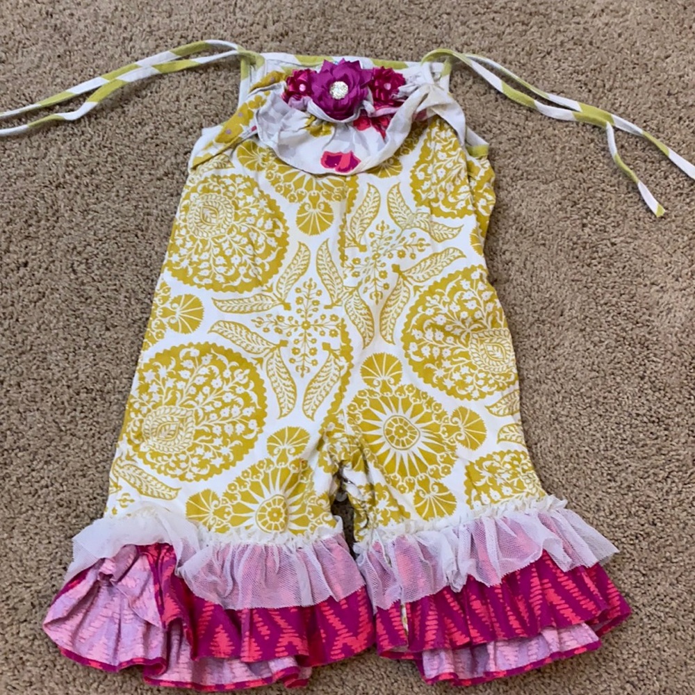 Peaches and cream romper 9/12m plus runs big